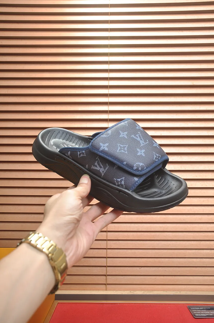 Men's men's shoes 💰340💶 [Louis Vuitton LV slippers] (high-end cowhide) counter 1:1 fashion style, a must-have for summer! The designer used LV’s iconic outsole. The original simple slippers instantly become fashionable! The upper is made of flexible special cowhide leather straps alternately, and the workmanship is exquisite! A must-have for stylish men in summer, size 38-45 (45 customized)
